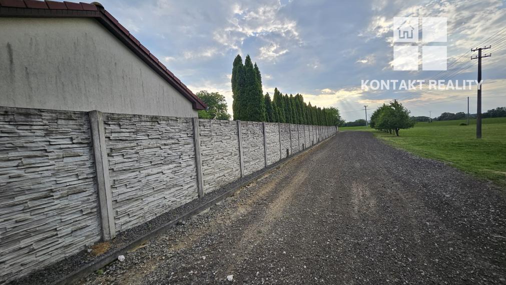 Rozsiahly pozemok s jazerom, rybníkom, stavbami a investičným potenciálom – 16 028 m²