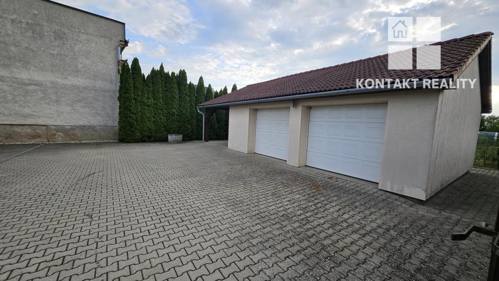 Rozsiahly pozemok s jazerom, rybníkom, stavbami a investičným potenciálom – 16 028 m²