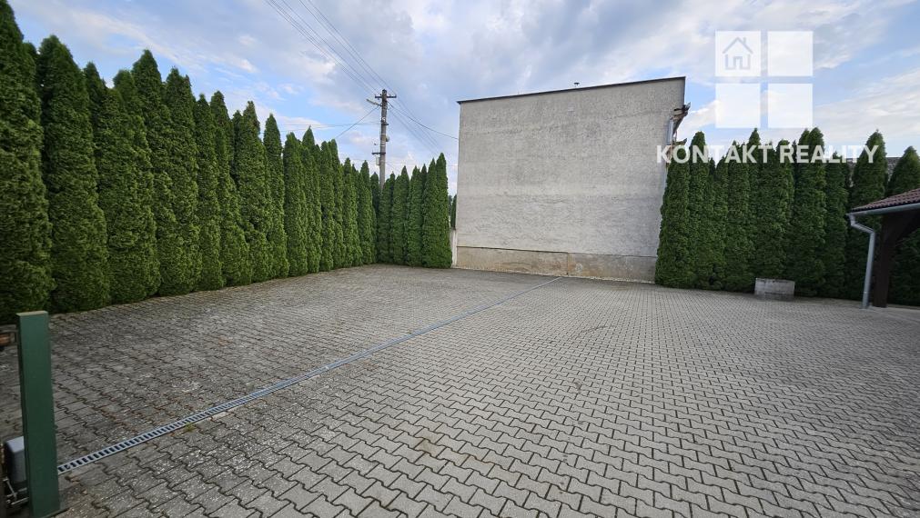 Rozsiahly pozemok s jazerom, rybníkom, stavbami a investičným potenciálom – 16 028 m²