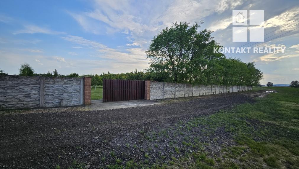 Rozsiahly pozemok s jazerom, rybníkom, stavbami a investičným potenciálom – 16 028 m²