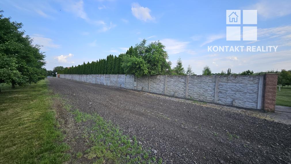 Rozsiahly pozemok s jazerom, rybníkom, stavbami a investičným potenciálom – 16 028 m²
