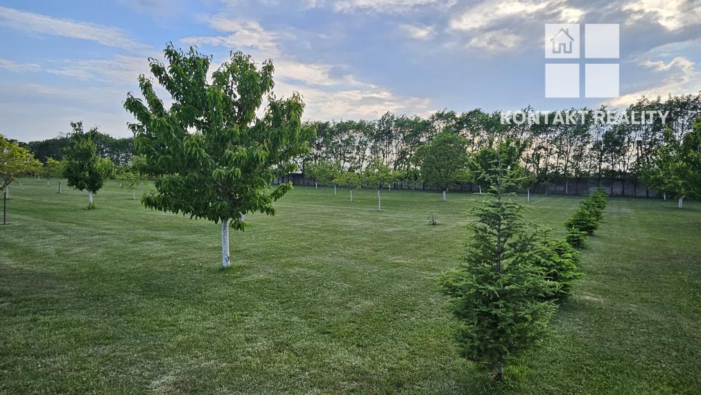 Rozsiahly pozemok s jazerom, rybníkom, stavbami a investičným potenciálom – 16 028 m²