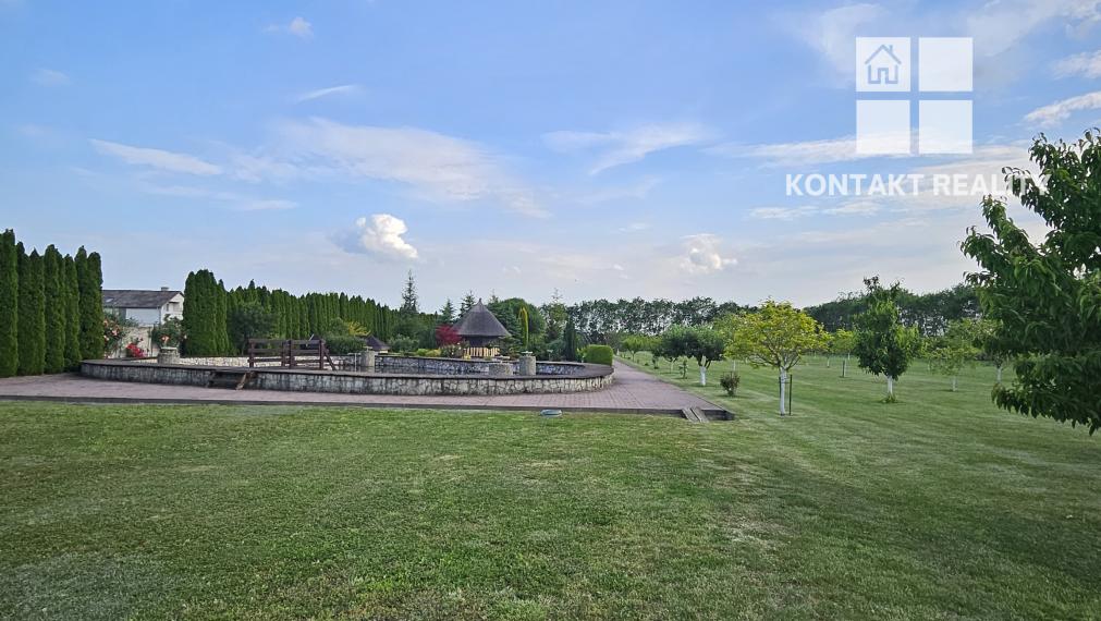 Rozsiahly pozemok s jazerom, rybníkom, stavbami a investičným potenciálom – 16 028 m²