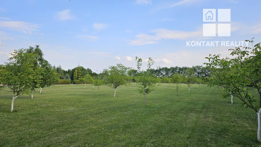 Rozsiahly pozemok s jazerom, rybníkom, stavbami a investičným potenciálom – 16 028 m²
