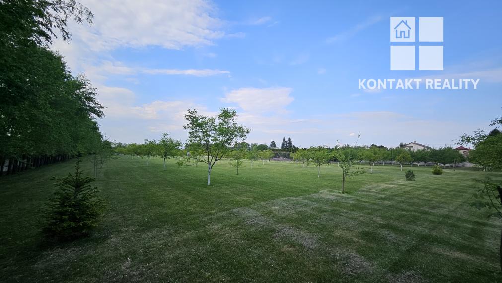 Rozsiahly pozemok s jazerom, rybníkom, stavbami a investičným potenciálom – 16 028 m²