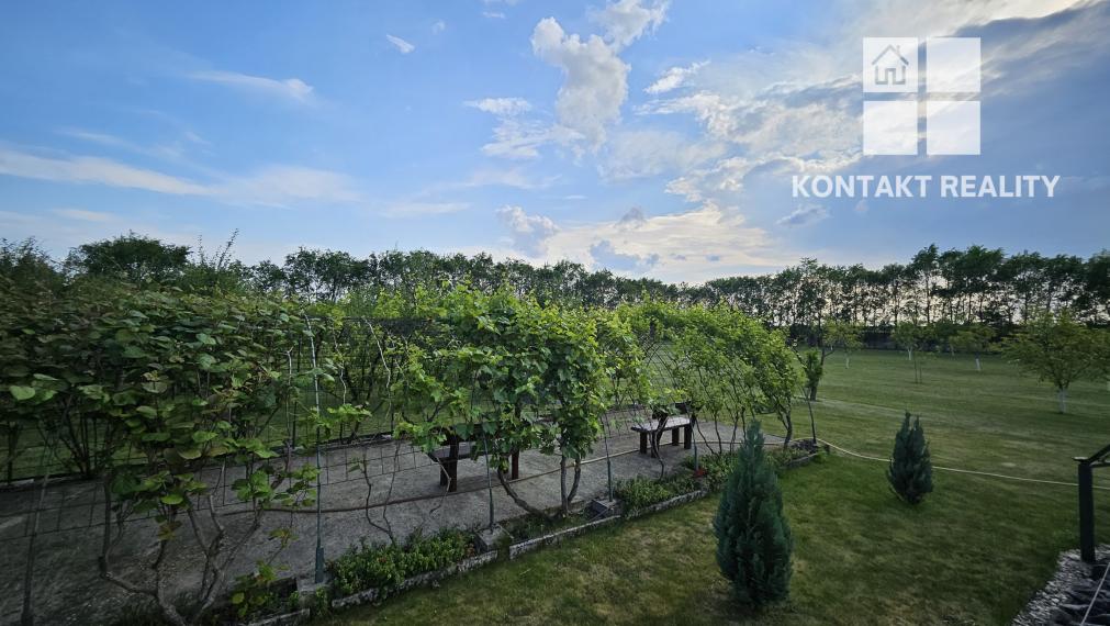 Rozsiahly pozemok s jazerom, rybníkom, stavbami a investičným potenciálom – 16 028 m²
