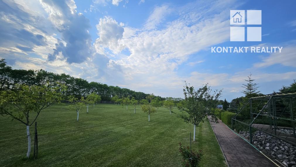 Rozsiahly pozemok s jazerom, rybníkom, stavbami a investičným potenciálom – 16 028 m²