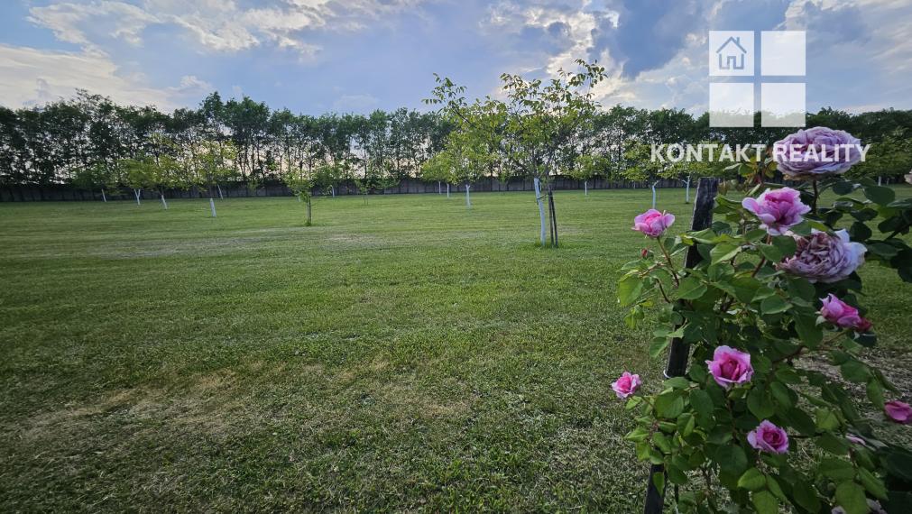 Rozsiahly pozemok s jazerom, rybníkom, stavbami a investičným potenciálom – 16 028 m²