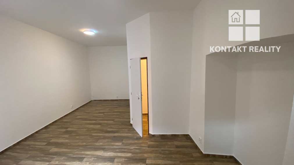 Obchodný / kancelársky pr., 27 m2 ul. Masiarska - Hlavná, pasáž Valentína