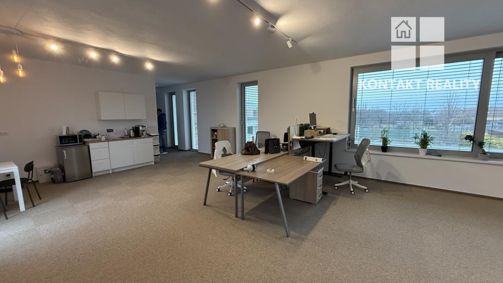 Súbor kancelárií 180 m2 + parkovanie, ul. Osloboditeľov Barca