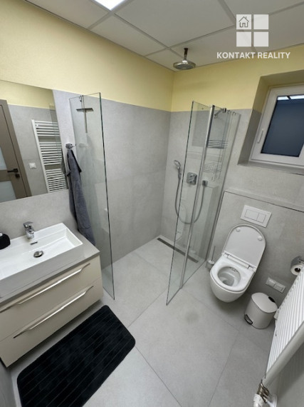 Prenájom zrekonštruovaného RD pre firmu, 4 x 2 posteľové izby, parkovanie