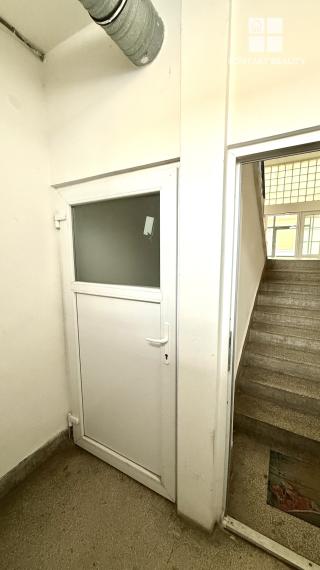 Ponúkame 2 izb. byt na adrese Komenského, blízko Centra mesta