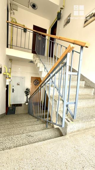 Ponúkame 2 izb. byt na adrese Komenského, blízko Centra mesta