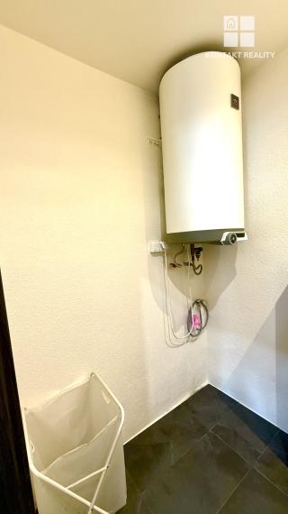 Ponúkame 2 izb. byt na adrese Komenského, blízko Centra mesta