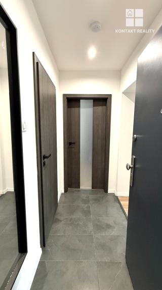 Ponúkame 2 izb. byt na adrese Komenského, blízko Centra mesta