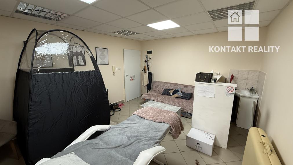 Na prenájom priestor 17 m2 blízko centra, OC Aupark