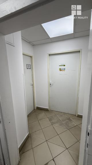 Na prenájom priestor 17 m2 blízko centra, OC Aupark