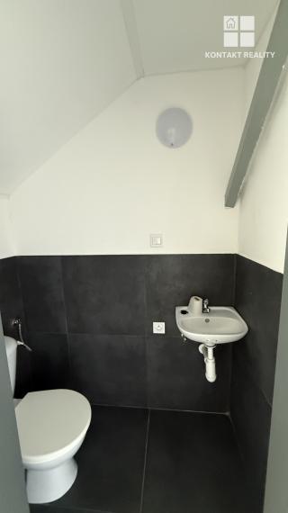Obchodný - kancelársky priestor, suchý sklad 66 m2, poschodie