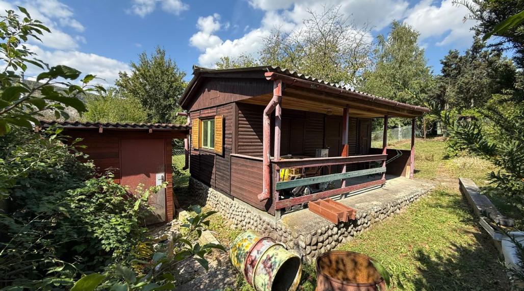 Drevená chata a záhrada, Ťahanovce ul. Brusnicová, blízko mesta