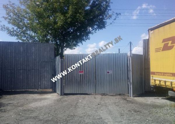 Na prenájom oplotený pozemok 704m2