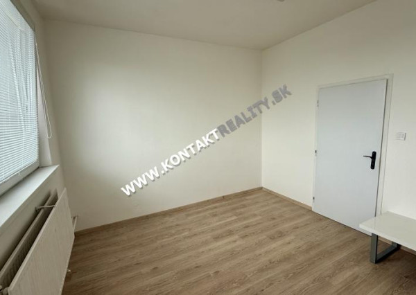 Kancelária 22 m2 + sklad 2m2, Južná trieda 66