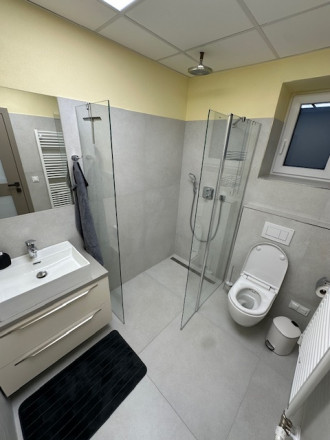 Prenájom zrekonštruovaného RD pre firmu, 4 x 2 posteľové izby, parkovanie - fotografia 7