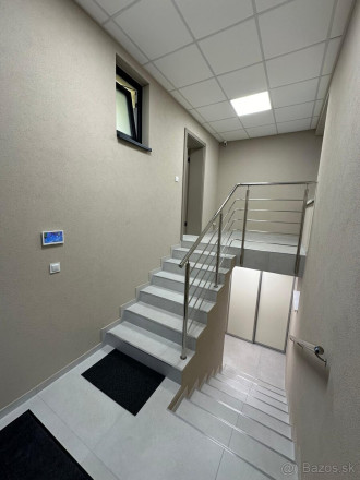 Prenájom zrekonštruovaného RD pre firmu, 4 x 2 posteľové izby, parkovanie - fotografia 5