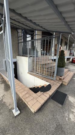 Obchodný priestor 160m2, prístrešok/sklad 32 m2, MČ JUH