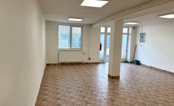 Na prenájom obchodný priestor 55 m2 na prízemí, ul. Jantárová