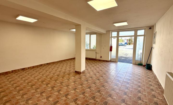 Na prenájom obchodný priestor 55 m2 na prízemí, ul. Jantárová - fotografia 1