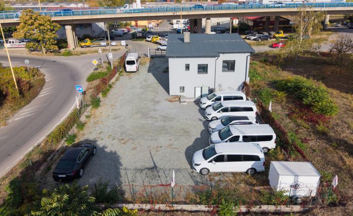 Nehnuteľnosť vhodná na podnikanie alebo bývanie blízko centra - fotografia 2