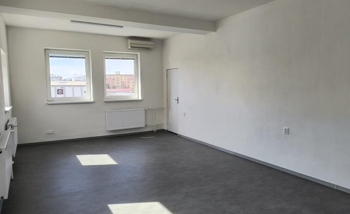Na prenájom kancelária o výmere 34,35 m2, MČ Sever, sídlisko Mier.