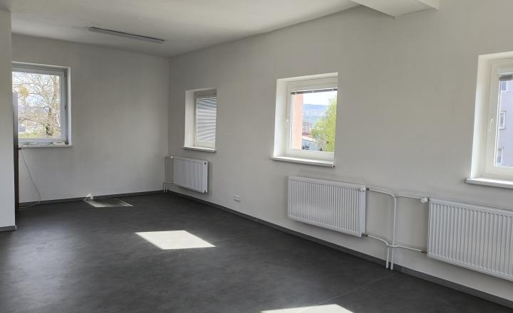 Na prenájom kancelária o výmere 34,35 m2, MČ Sever, sídlisko Mier. - fotografia 1