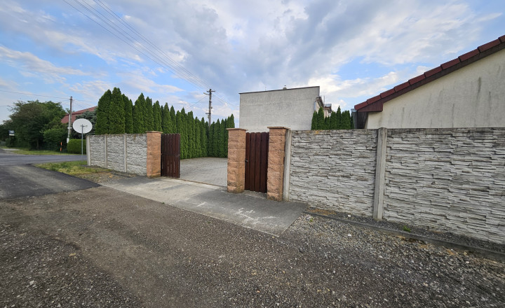 Rozsiahly pozemok s jazerom, rybníkom, stavbami a investičným potenciálom – 16 028 m² - fotografia 32