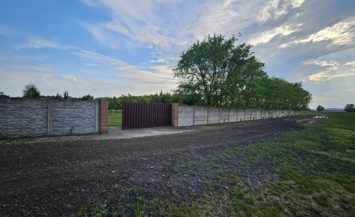 Rozsiahly pozemok s jazerom, rybníkom, stavbami a investičným potenciálom – 16 028 m² - fotografia 31
